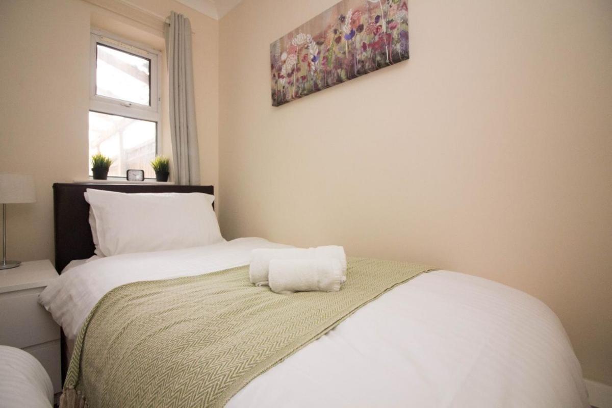 Stayzo Penthouse Accommodation 2- Premier Lodge Саутгемптон Экстерьер фото